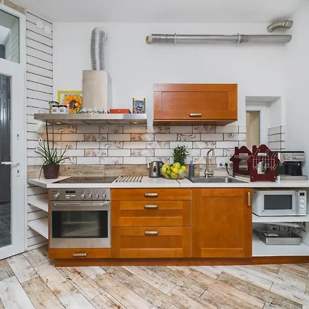 Riverside Center With Classic Vibes - By Upstairs