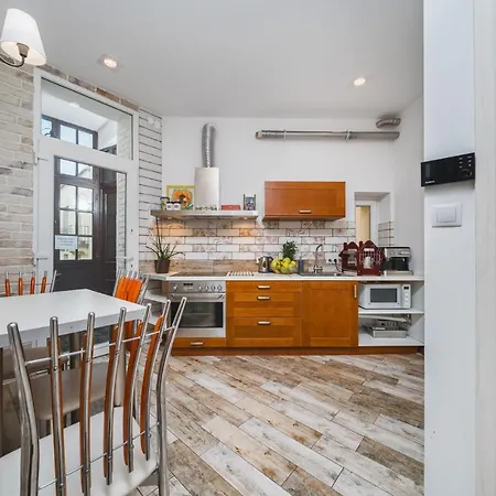 Riverside Center With Classic Vibes - By Upstairs