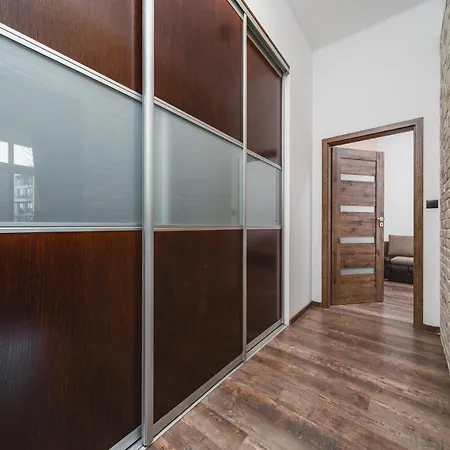 Riverside Center With Classic Vibes - By Upstairs Apartment *