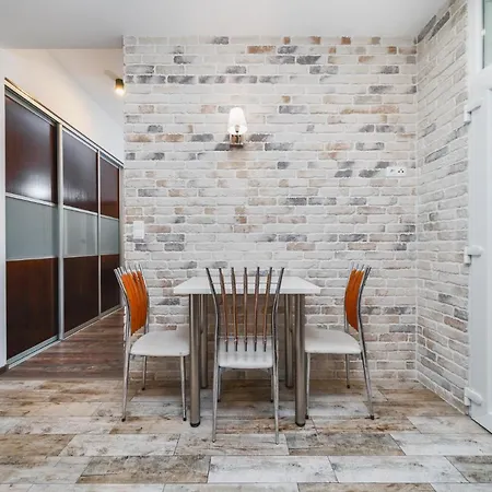 Riverside Center With Classic Vibes - By Upstairs Apartment